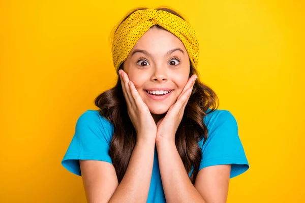 Retrato de surpreendido positivo menina louca miúdo ouvir incrível corona vírus sucesso novidade impressionado desgaste bom olhar elegante roupas da moda isolado sobre brilhante cor de fundo — Fotografia de Stock