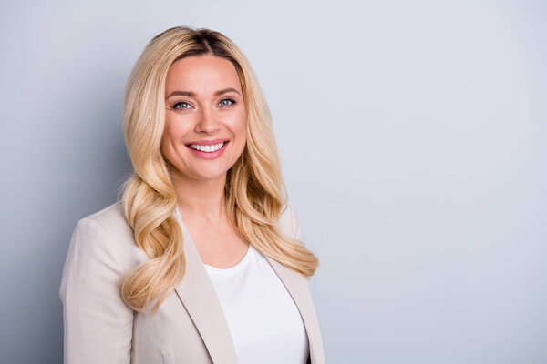 Close-up portret jej ona ładne atrakcyjne urocze wesołe treści faliste włosy bizneswoman wykwalifikowany dyrektor marketingu to zespół prowadzić izolowane na jasnobiały szary pastelowy kolor tła — Zdjęcie stockowe