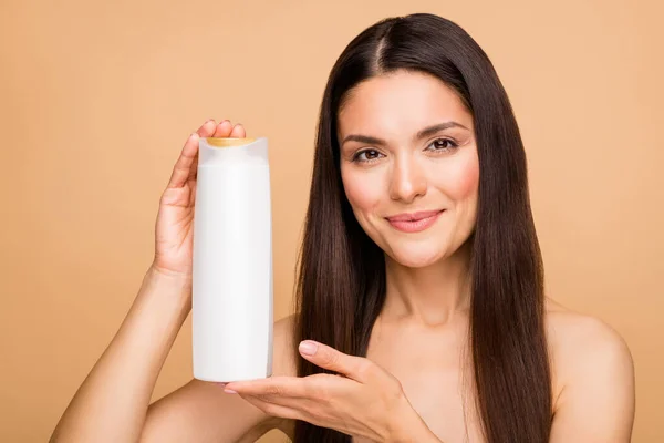 Primo piano foto di bella latina modello donna nuda in possesso di grande bottiglia di shampoo bianco consigliare gli acquirenti di buona qualità del prodotto isolato colore beige pastello sfondo — Foto Stock