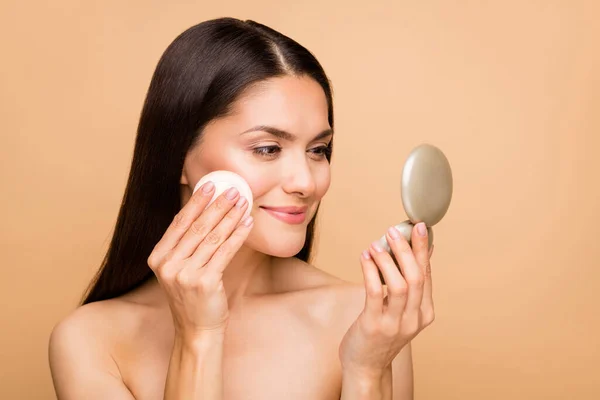 Nahaufnahme Porträt von ihr sie schön aussehende attraktive schöne charmante ziemlich perfekte fröhliche Frau, die im Spiegel Anwendung Bronzer isoliert über beige Pastellfarbe Hintergrund — Stockfoto