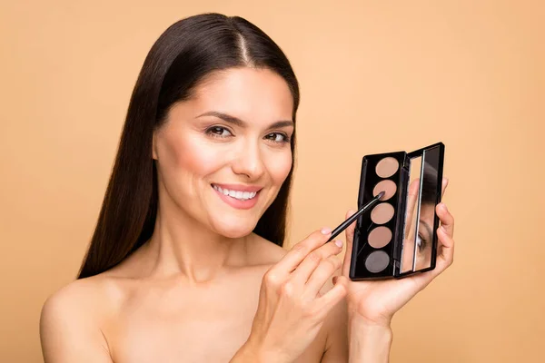 Nahaufnahme Foto von reifen lateinischen nackte Dame im Badezimmer Halten Ton Palette Applikator gehen, um Morgen Make-up suchen Spiegel isoliert beige pastellfarbenen Hintergrund — Stockfoto