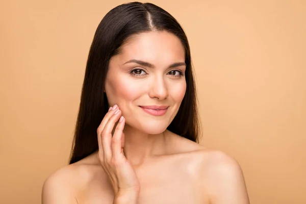 Nahaufnahme Porträt ihrer sie schön aussehende attraktive schöne hübsche charmante Frau berühren Wange perfekten Glanz glatte Haut Laserpeeling-Effekt isoliert über beige pastellfarbenen Hintergrund — Stockfoto