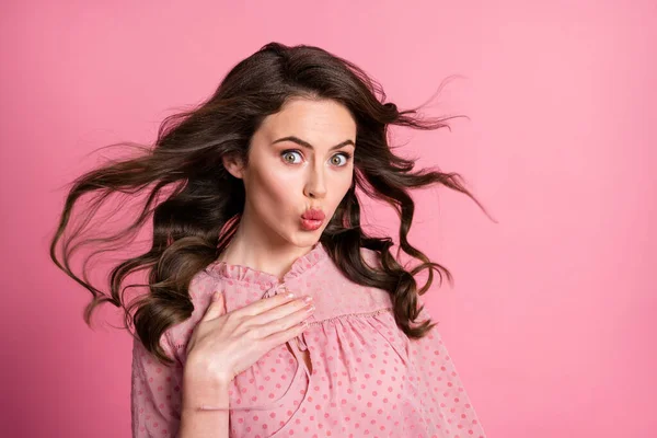 Retrato de bonito muito surpreendido menina ouvir confidencial privado novidade toque mãos peito hircut ar vento sopro isolado pastel cor fundo — Fotografia de Stock