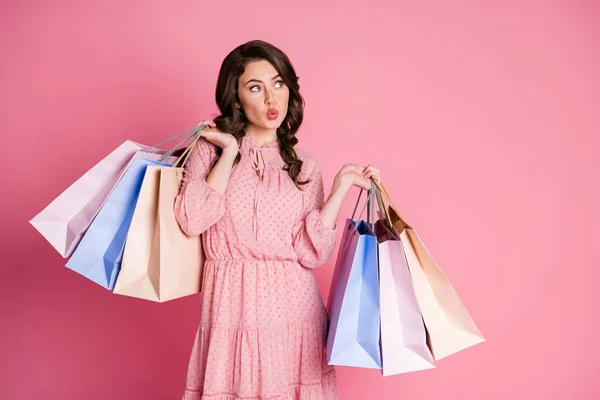 Retrato de surpreendido olhar menina chocado copyspace lábios despojado gordo pensar pensamentos compras off-sales segurar muitos sacos desgaste blusa pontilhada isolado sobre fundo cor pastel — Fotografia de Stock