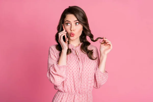Πορτρέτο του έκπληκτου κοριτσιού κλήση φίλο smartphone ακούσει απίστευτο απρόσμενες πληροφορίες εντυπωσιασμένος φορούν καλά ρούχα εμφάνιση απομονώνονται σε παστέλ χρώμα φόντο — Φωτογραφία Αρχείου