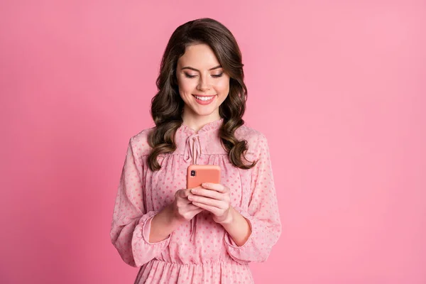 Retrato de niña alegre positiva uso smartphone leer noticias de redes sociales desgaste ropa de lunares aislados sobre fondo de color pastel —  Fotos de Stock