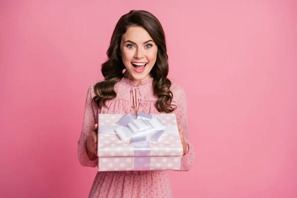 Retrato de chica asombrada celebrar 14-febrero 8-marzo vacaciones deseo impresionado larga espera caja de regalo desgaste buen aspecto polka-dot camisa aislada sobre fondo de color pastel —  Fotos de Stock