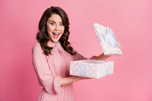 Πορτρέτο της αυτή όμορφη εμφάνιση ελκυστική όμορφη αρκετά γοητευτικό χαρούμενη χαρούμενα χαρούμενα κυματιστά μαλλιά κορίτσι άνοιγμα giftbox Festal ευκαιρία απομονώνονται σε ροζ παστέλ χρώμα φόντο — Φωτογραφία Αρχείου