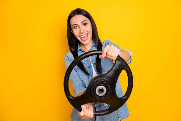 Close-up portret van haar ze mooie mooie mooie vrolijke vrolijke funky meisje vasthouden in handen roer roer hebben plezier rijden taxi geïsoleerd op heldere levendige glans levendige gele kleur achtergrond — Stockfoto