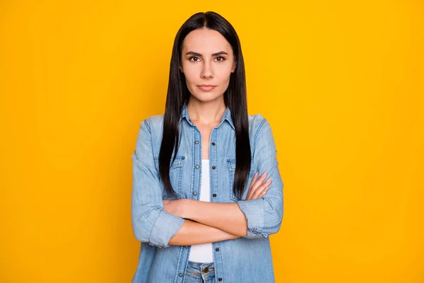 Ritratto di lei ha un bell'aspetto attraente bella calma tranquilla contenuto candido brunetta ragazza project manager braccia incrociate isolato su brillante brillantezza vivace colore giallo sfondo — Foto Stock