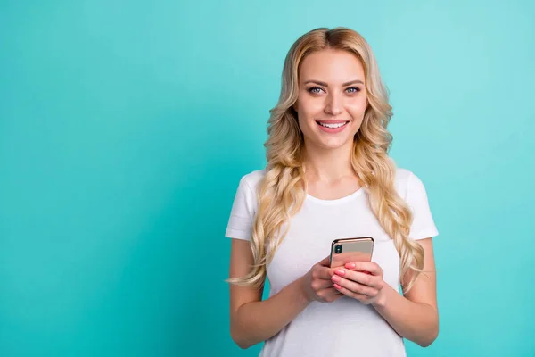 Portret van positieve vrolijke meisje gebruik smartphone genieten van social media communicatie dragen goed kijken kleding geïsoleerd over turquoise kleur achtergrond — Stockfoto