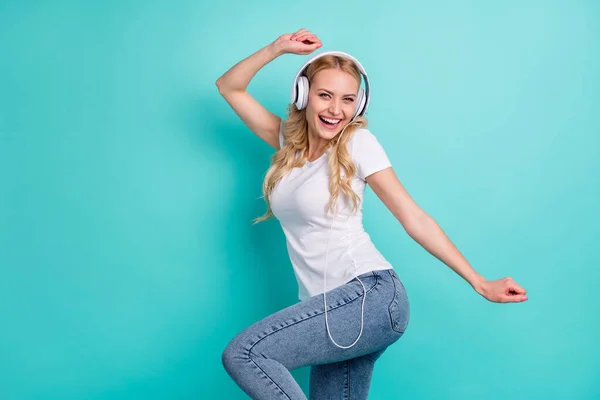 Retrato de chica satisfecha escuchar radio lista de reproducción auriculares disfrutar de música canción danza usar ropa de buen aspecto aislado sobre fondo de color turquesa — Foto de Stock