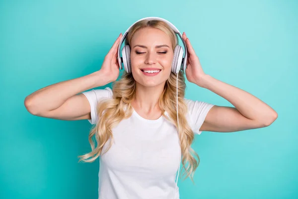 Porträtt av vackra innehåll kvinna lyssna stereo musik headset har semester sommar helg isolerad över teal färg bakgrund — Stockfoto