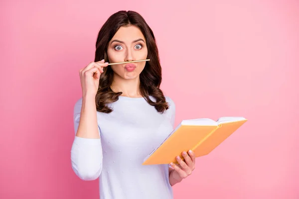 Foto av attraktiv student dam hålla personlig planerare skriva skola hemläxa leka med penna göra falska mustasch rolig slitage casual vit pullover isolerad rosa färg bakgrund — Stockfoto