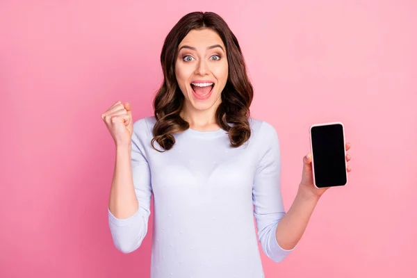 손을 잡고 있는 아름다운 여인의 사진, 새로운 모델이 무료로 우승하는 기품을 보여 주는 전화 통화 사진 평범 한 흰색 셔츠, 파스텔 핑크 색 배경 — 스톡 사진