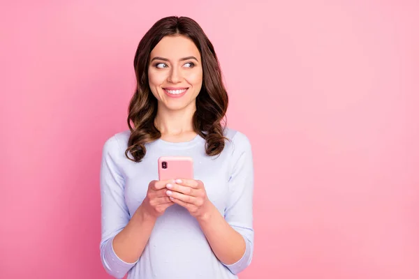 Foto di bella signora attraente tenere le mani del telefono quarantena scrittura creativo nuovo post corona virus infezione guardare lato indossare casual camicia bianca isolato pastello colore rosa sfondo — Foto Stock