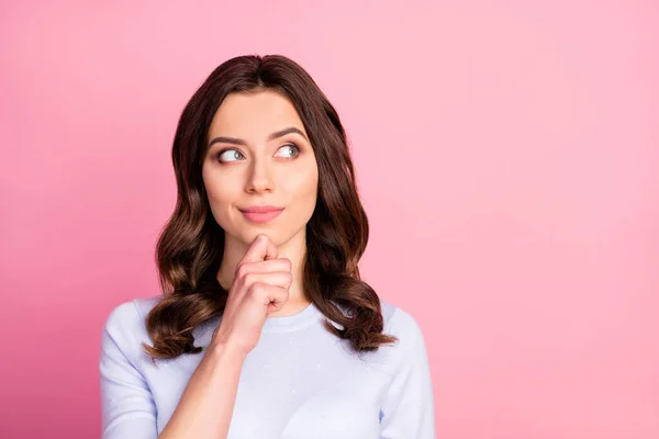 Foto de primer plano de atractiva señora bastante inteligente peinado ondulado mirada interesada espacio vacío inspiración momento mantenga el brazo en la barbilla desgaste casual suéter blanco aislado color rosa fondo —  Fotos de Stock