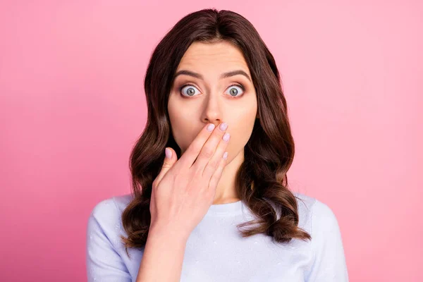 Foto de primer plano del atractivo peinado ondulado señora bonita sosteniendo los labios del brazo en la boca mantener el silencio ojos grandes miedo lleno cometido error desgaste casual suéter blanco aislado color rosa fondo —  Fotos de Stock