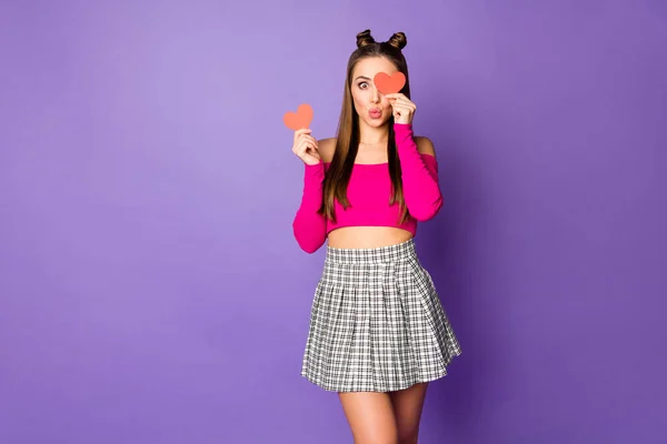 Retrato dela ela agradável-olhando atraente linda muito engraçado alegre alegre menina fechar o olho com papel coração isolado no brilho vívido vibrante lilás violeta roxo cor de fundo — Fotografia de Stock