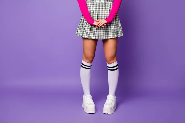 Foto recortada de señora cool ropa con estilo ajuste piernas delgadas desgaste rosa recortado top corto falda a cuadros largos calcetines de rodilla zapatos aislados pastel color púrpura fondo —  Fotos de Stock