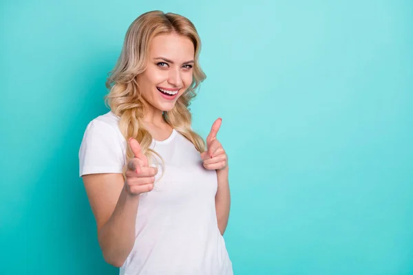 Oye, tú. Energetic excitado chica punta dedo cámara recomendar sugerir seleccionar la mejor opción usar ropa de buen aspecto aislado sobre fondo de color verde azulado — Foto de Stock