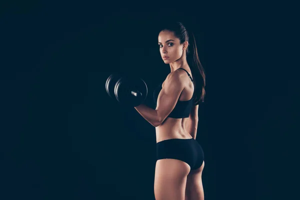 Портрет розкішної леді тримає спортивне обладнання рук хочуть бути стрункими ізольовані на чорному тлі — стокове фото