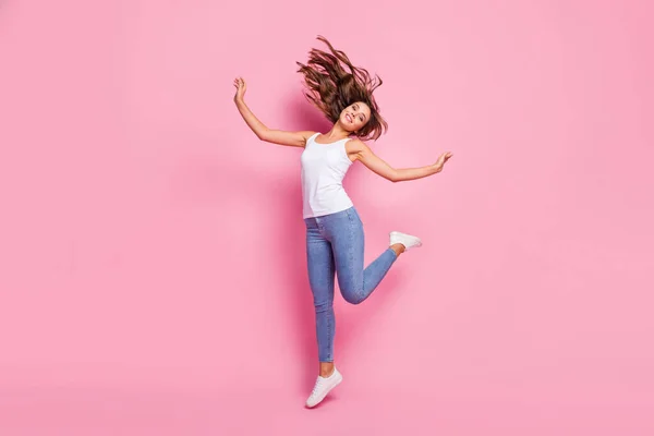 素晴らしい女性のフルボディ写真ジャンプ高いアップスプレッド手良い気分晴れた日の週末ヘアドアフライト着用白いカジュアルシングルジーンズ履物隔離されたピンク色の背景 — ストック写真
