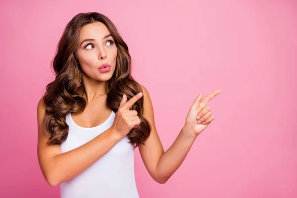 Foto de encantadora senhora ondulada gerente de vendas indicam dedos lado espaço vazio aconselhando oferta legal preços baixos desgaste branco casual singlet isolado cor rosa fundo — Fotografia de Stock