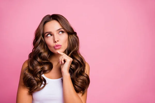 Foto close-up de mão braço senhora muito ondulado mente no queixo interessado olhar para o espaço vazio mente inteligente criativa desgaste branco casual singlet isolado pastel cor-de-rosa fundo — Fotografia de Stock