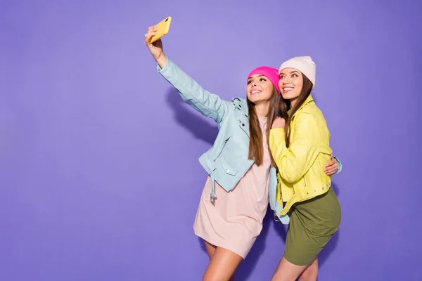 Retrato de agradável atraente adorável alegre meninas alegres tomando fazer selfie viagem viajante influenciador social isolado no brilho vívido vibrante violeta lilás roxo cor fundo — Fotografia de Stock