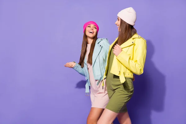 Portret van mooie aantrekkelijke mooie mooie vriendelijke vrolijke meisjes vrienden bespreken nieuws wandelen geïsoleerd over heldere levendige glans levendige paarse lila paarse kleur achtergrond — Stockfoto