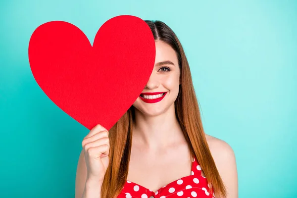 Retrato de positivo alegre menina senhora fechar tampa rosto grande papel coração 14-fevereiro presente ela obter namorado desgaste sundress isolado sobre turquesa cor fundo — Fotografia de Stock