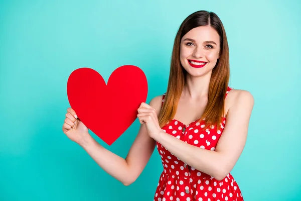 Porträt von positiven verträumten Mädchen zeigen großes rotes Papier Herz präsentieren sie bekommen 14-Februar-Datum Feier tragen Kleid isoliert über türkisfarbenem Hintergrund — Stockfoto