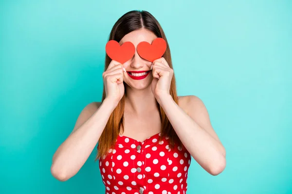 Retrato de sonho sonhador menina alegre desfrutar 14-fevereiro feriado fechar capa pouco papel vermelho cartão coração desgaste sundress isolado sobre cor teal fundo — Fotografia de Stock