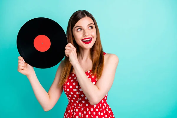 Porträtt av förvånad positiv flicka hålla skivspelare lyssna musik njuta retro melodi bära bra utseende copyspace kläder isolerade över teal färg bakgrund — Stockfoto