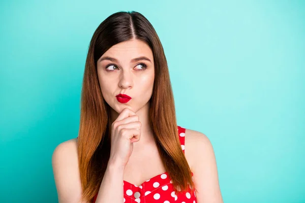 Closeup foto da senhora bonita brilhante batom segurar braço no queixo pessoa astuta olhar complicado lado espaço vazio tem ideia criativa desgaste vermelho pontilhado retro vestido singlet isolado cor teal fundo — Fotografia de Stock