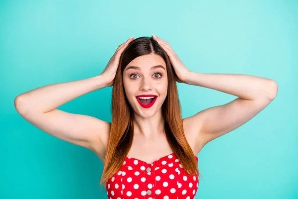 Foto de senhora bonita engraçada brilhante pomade bom humor boca aberta ouvir notícias incríveis braços na cabeça desgaste vermelho pontilhado retro vestido singlet isolado vivid teal cor de fundo — Fotografia de Stock