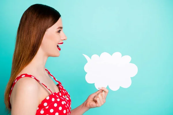 Foto de perfil de atractiva señora bonita mirada lado vacío espacio mantenga la mente de papel nube expresando pensamientos hablando desgaste rojo punteado vestido retro singlet aislado color verde azulado fondo —  Fotos de Stock