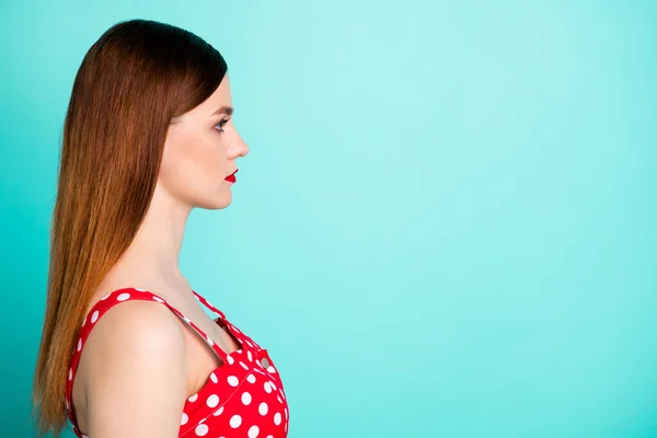 Closeup foto perfil de atraente bonita senhora brilhante pomade seriamente olhar lado espaço vazio não sorrindo desgaste vermelho pontilhado retro vestido singlet isolado vivo teal cor de fundo — Fotografia de Stock