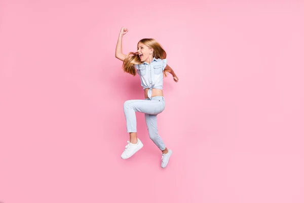 Volledige lengte lichaamsgrootte uitzicht van haar ze mooi aantrekkelijk mooi klein grappig doelgericht vrolijk vrolijk tiener meisje springen snel geïsoleerd op roze pastel kleur achtergrond — Stockfoto