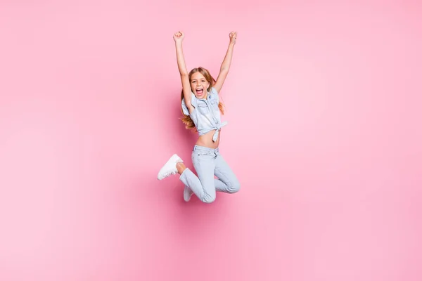 Повнометражний вигляд на її тіло вона приваблива красива красива маленька екстатична весела дівчинка, що стрибає підйомними руками перемога тріумф ізольована на рожевому пастельному кольоровому фоні — стокове фото
