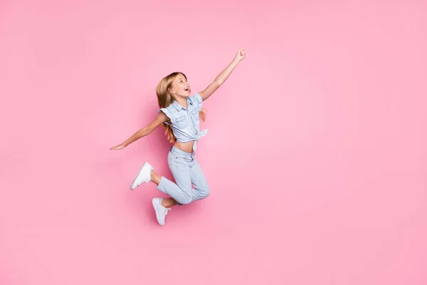 Comprimento total tamanho do corpo vista dela ela agradável atraente bonito despreocupado extático alegre alegre alegre menina pré-adolescente saltando ter férias divertidas isolado sobre rosa cor pastel fundo — Fotografia de Stock