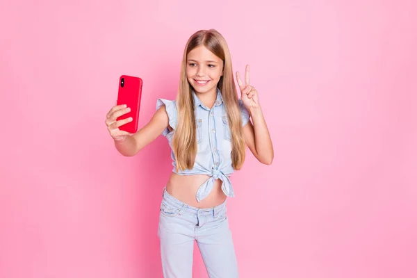 Hej, moi drodzy wyznawcy. Pozytywne dziecko dziewczyna popularne Instagram blogger zrobić selfie smartphone show v-sign nosić stylowe ubrania izolowane na pastelowym tle kolor — Zdjęcie stockowe