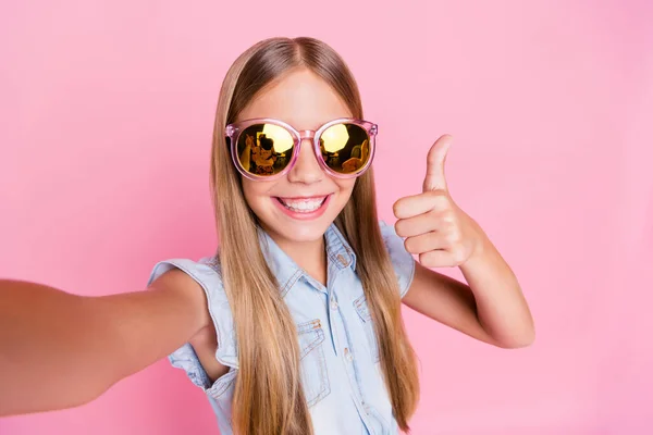 Close up foto da menina criança positiva fazer selfie mostrar sinal de polegar para cima recomendar viagem de fim de semana estilo moda jeans jeans camisa isolada sobre fundo cor pastel — Fotografia de Stock