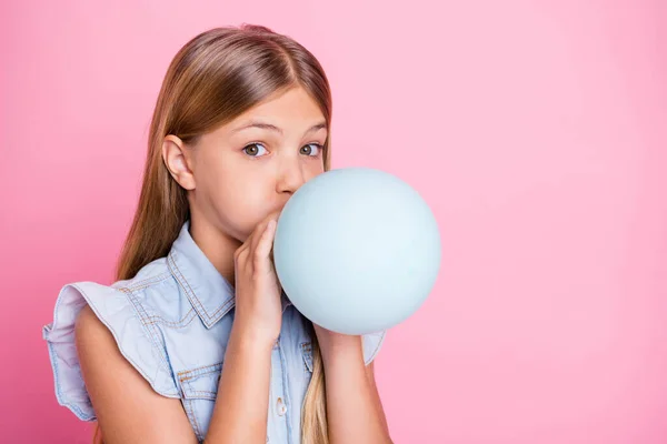 Portrét roztomilé rozkošné dítě dívka vyhodit nafukovat vzduch balón dárek pro rodinu den výročí nosit dobrý vzhled outfit izolované přes pastelové barvy pozadí — Stock fotografie