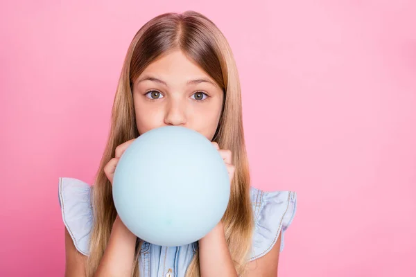 Sevimli bir kızın portresi anne yıldönümü partisini hazırla balon şişir, güzel bir kıyafet giy pastel arka planda izole edilmiş. — Stok fotoğraf