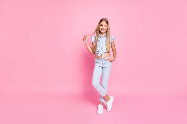 Full längd kroppsstorlek bild av henne hon trevlig fashionabla attraktiv vacker vacker innehåll glad glad glad preteen flicka vidröra curl poserar isolerad över rosa pastell färg bakgrund — Stockfoto