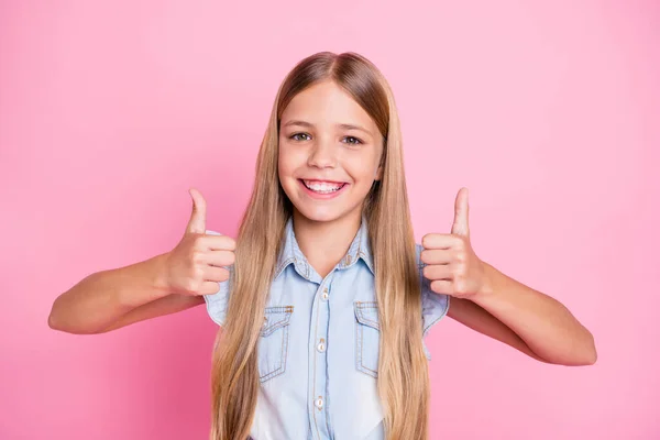 Портрет позитивної веселої дівчинки, яка насолоджується ідеальною рекламою, показують великий палець вгору знак рекомендуємо вибрати одяг стильний модний наряд, ізольований на пастельному кольоровому фоні — стокове фото