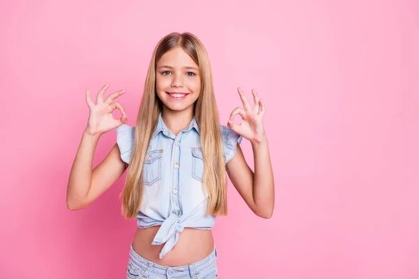 Retrato de ella ella bonita atractiva bonita linda alegre alegre preadolescente chica mostrando dos doble anuncio ok-signo aislado sobre fondo de color pastel rosa —  Fotos de Stock