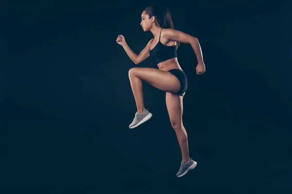 Full storlek profil foto kort sport kostym dam öva sprint springa jogger inspirerad att vinna loppet isolerad svart bakgrund — Stockfoto